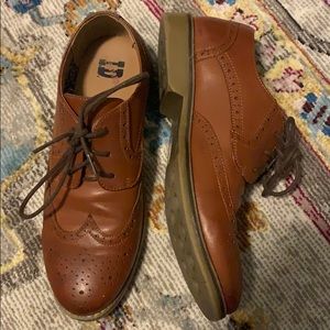 Wingtip flat brown shoes from ID required